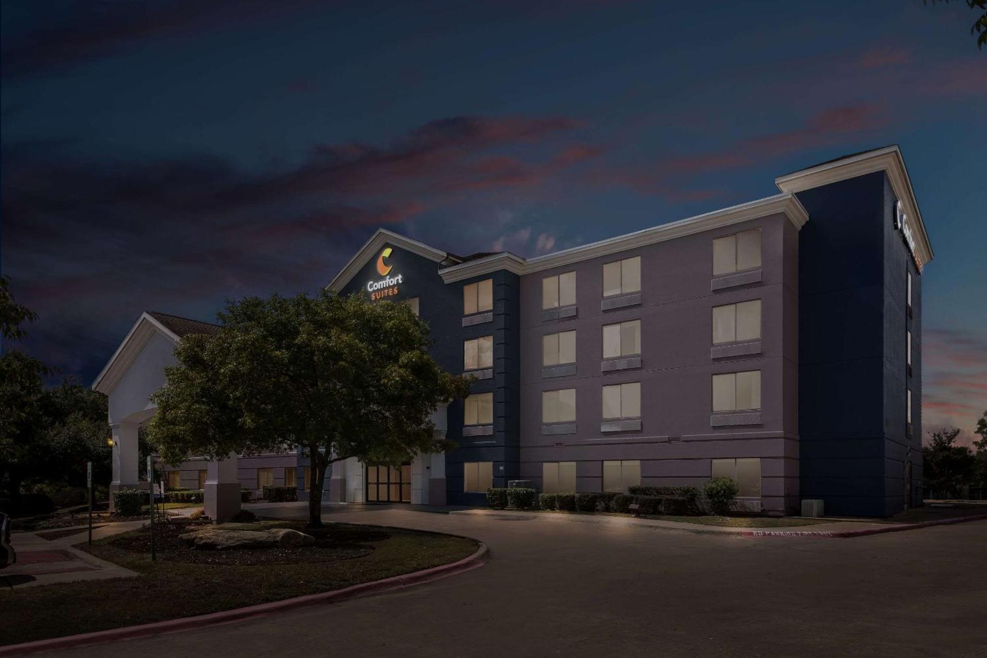 Comfort Suites Austin Airport Exterior photo